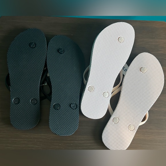 Old Navy Flip Flops Bundle of 2 Size 9 NWT - Picture 4 of 4